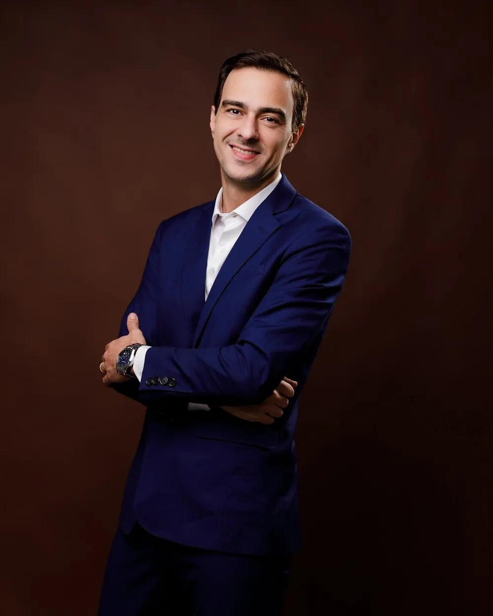Marcelo Abud de braços cruzados, em retrato de estúdio