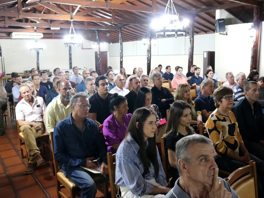 Plateia lotada no evento sobre dolarização de investimentos em Lins