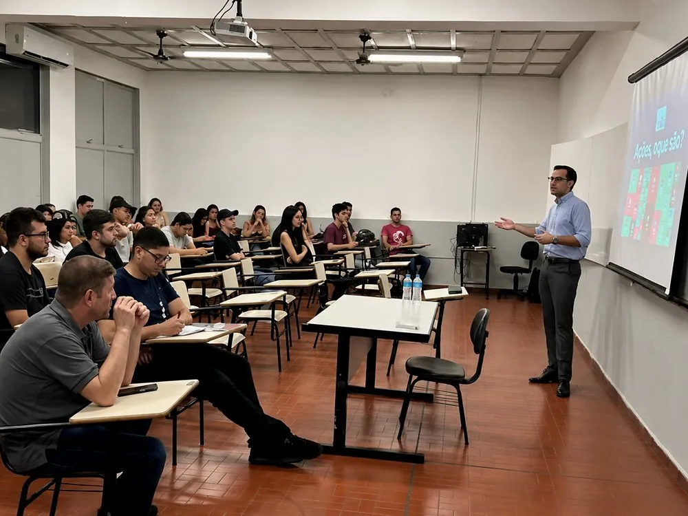 Marcelo Abud apresentando para alunos de administração na Funepe