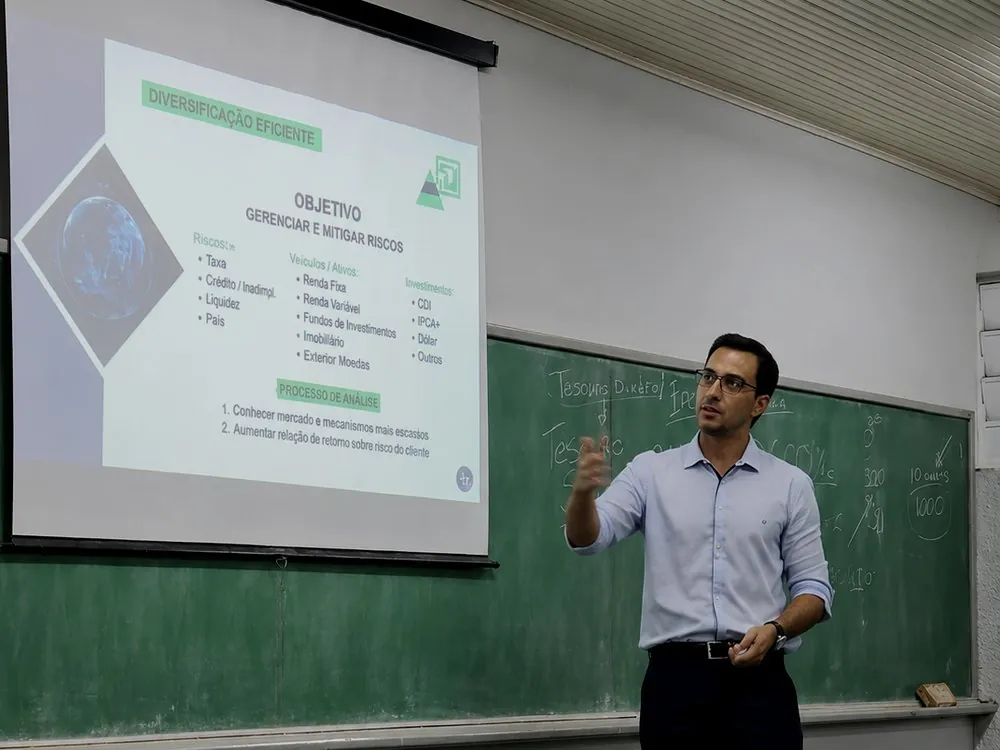 Marcelo Abud apresentando o slide Diversificação Eficiente na UniLins
